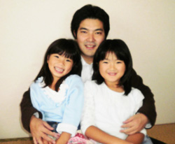 2人の娘と自宅にて